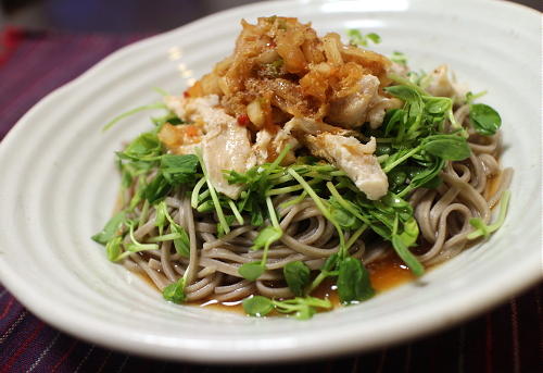 今日のキムチ料理レシピ：鶏肉とキムチのサラダ蕎麦