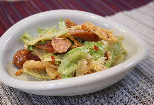今日のキムチ料理レシピ： ソーセージとキャベツとキムチのサラダ