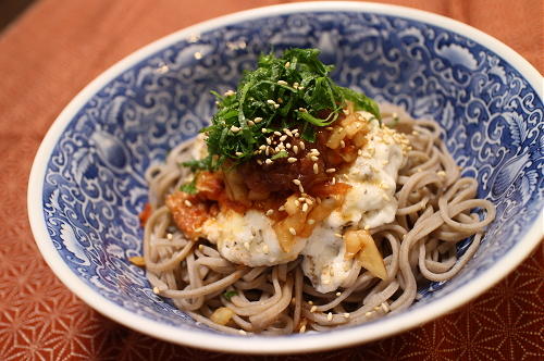 今日のキムチレシピ：梅キムチのとろろ蕎麦