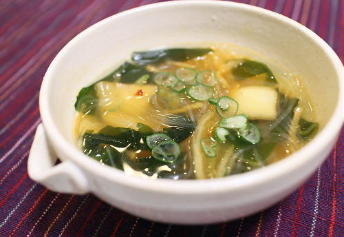今日のキムチ料理レシピ：わかめとキムチの春雨スープ