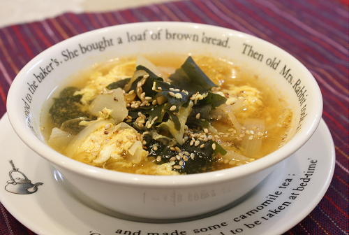 今日のキムチ料理レシピ：玉ねぎとわかめの卵キムチスープ