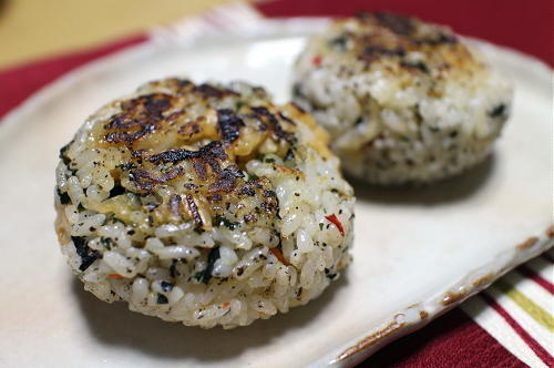 今日のキムチレシピ：わかめとキムチの焼きおにぎり