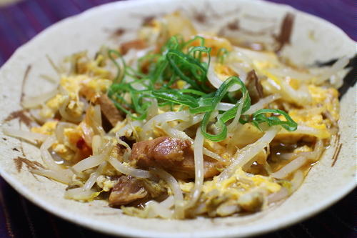 今日のキムチ料理レシピ：もやしと焼き鳥缶のキムチ卵とじ