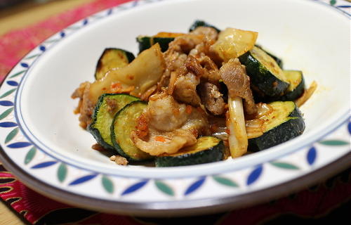 今日のキムチ料理レシピ：ズッキーニと豚肉のキムチ炒め