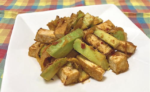 今日のキムチ料理レシピ：アボカドと厚揚げのピリ辛味噌炒め