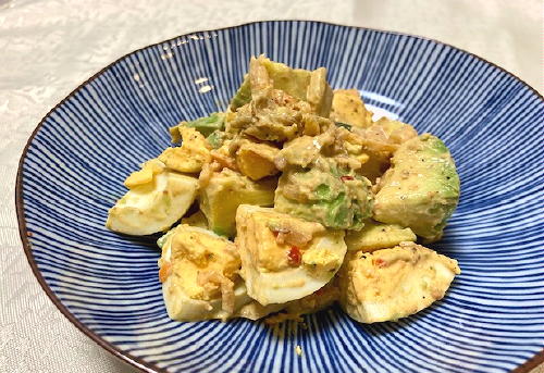 今日のキムチ料理レシピ：アボカドとゆで卵のキムチマヨ和え