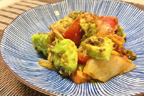 今日のキムチ料理レシピ：アボカドとトマトのキムチ炒め