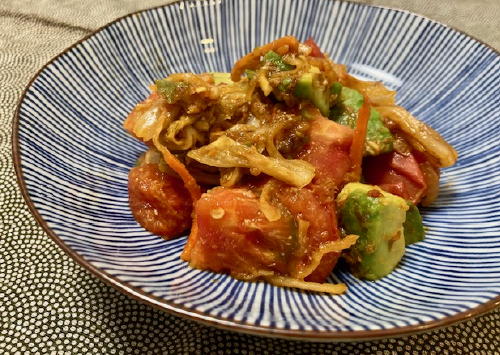 今日のキムチ料理レシピ：アボカドとトマトの和風キムチマヨ和え