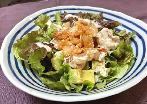 今日のキムチ料理レシピ：アボカドと鶏肉のキムチサラダ