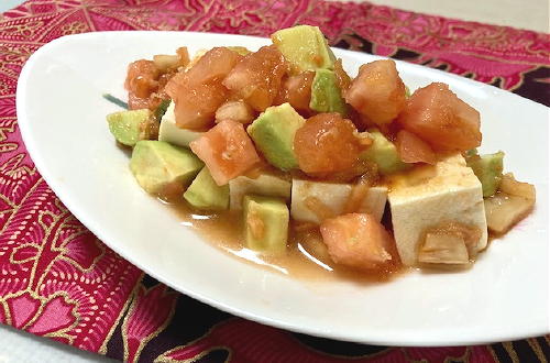 今日のキムチ料理レシピ：アボカドとトマトとキムチ豆腐サラダ