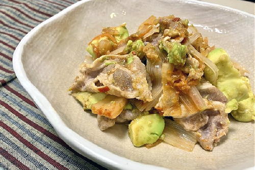 今日のキムチ料理レシピ：アボカドと豚肉のキムチサラダ