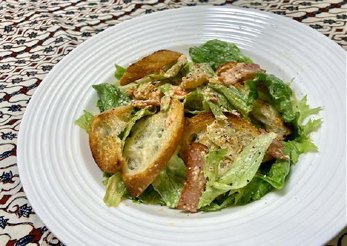 今日のキムチ料理レシピ：レタスとキムチのバゲットサラダ