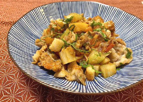 今日のキムチ料理レシピ：豚肉とセロリのキムチトマト炒め