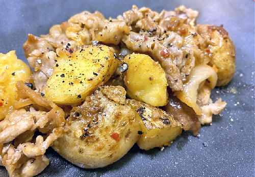 今日のキムチ料理レシピ：豚こまとじゃがいもの甘辛キムチバタ-炒め