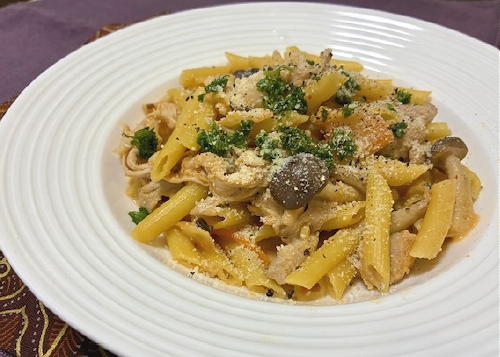 今日のキムチ料理レシピ：豚肉としめじのキムチクリームペンネ