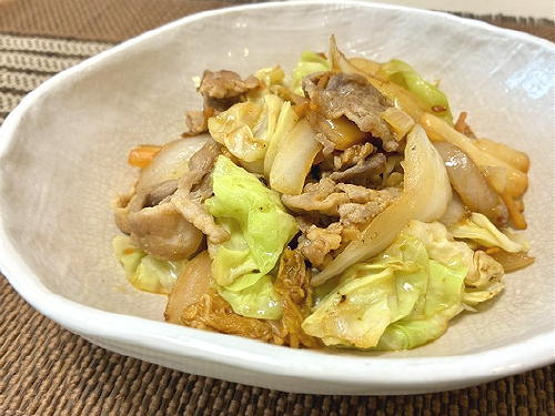 今日のキムチ料理レシピ：豚肉とキャベツの梅キムチ炒め