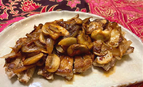 今日のキムチ料理レシピ：豚肉のピリ辛マッシュルームソース