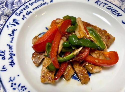 今日のキムチ料理レシピ：豚肉とパプリカのキムチ炒め