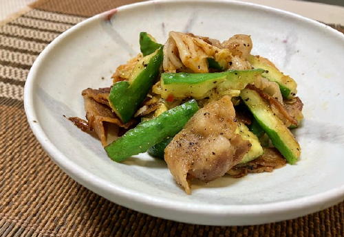 今日のキムチ料理レシピ：きゅうりと豚バラとキムチの黒コショウ炒め