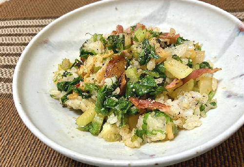 今日のキムチ料理レシピ：セロリとベーコンのガーリックキムチチャーハン