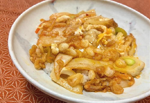 今日のキムチ料理レシピ：ちくわとキムチの卵とじ丼