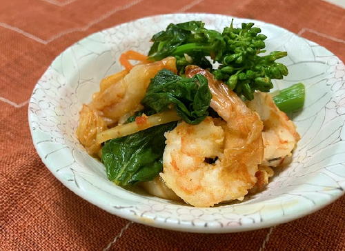今日のキムチ料理レシピ：エビと菜の花のキムチ蒸し