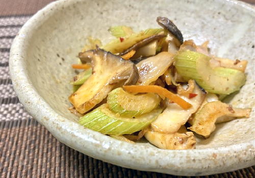今日のキムチ料理レシピ：エリンギとセロリのキムチマヨマスタード炒め