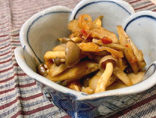 今日のキムチ料理レシピ：ごぼうとしめじのピリ辛煮