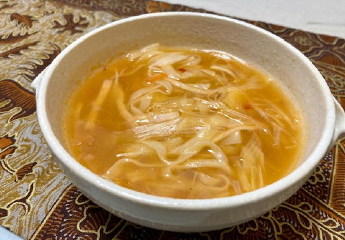 今日のキムチ料理レシピ：ネギと餃子の皮のキムチスープ
