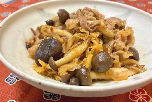 今日のキムチ料理レシピ：牛肉とキノコのキムチ炒め