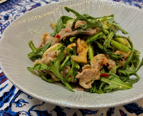 今日のキムチ料理レシピ：牛肉と春菊のキムチマスタード和え