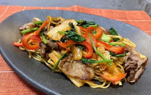 今日のキムチ料理レシピ：牛肉とほうれん草のキムチ焼きそば