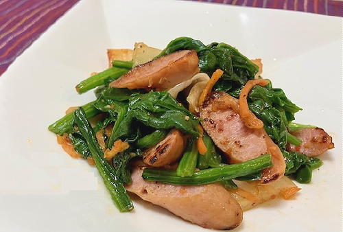 今日のキムチ料理レシピ：ほうれん草とソーセージのキムチ炒め