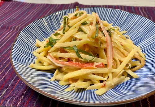 今日のキムチ料理レシピ：じゃがいもとカニカマのピリ辛サラダ