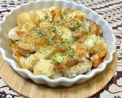 今日のキムチレシピ：鶏肉とカリフラワーのキムチチーズ焼き