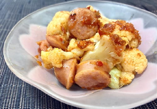 今日のキムチ料理レシピ：カリフラワーとソーセージの梅キムチ和え