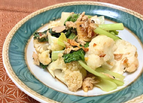 今日のキムチ料理レシピ：カリフラワーと小松菜のピリ辛ツナ和え
