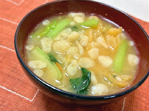 今日のキムチ料理レシピ：小松菜とキムチのお味噌汁