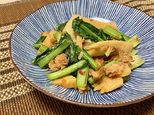 今日のキムチ料理レシピ：小松菜とたけのこのピリ辛ツナ炒め