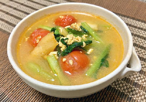 今日のキムチ料理レシピ：小松菜とミニトマトのキムチ味噌汁