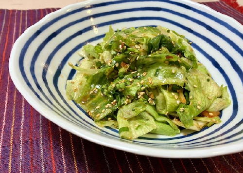 今日のキムチ料理レシピ：レタスのピリ辛胡麻サラダ