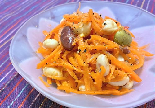 今日のキムチ料理レシピ：人参とミックスビーンズのピリ辛サラダ