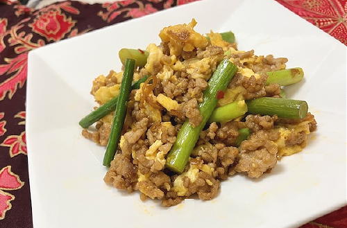 今日のキムチ料理レシピ：ニンニクの茎のピリ辛豚ひき肉炒め