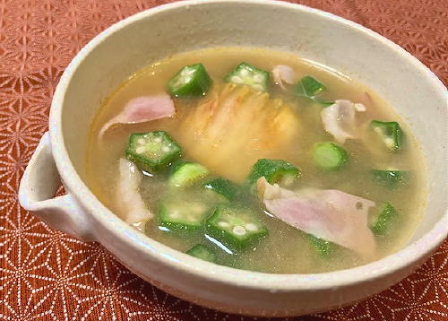 今日のキムチ料理レシピ：オクラとベーコンとキムチのお味噌汁