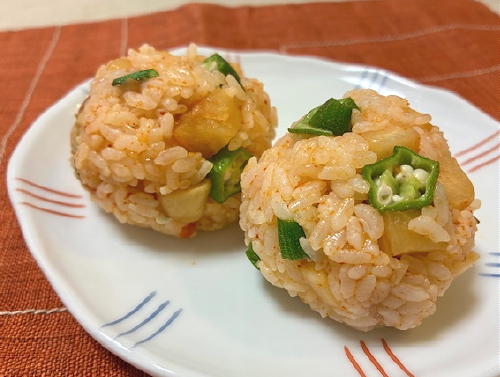 今日のキムチレシピ：オクラと梅のキムチおにぎり