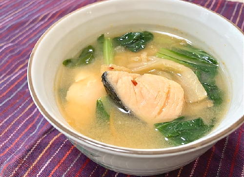 今日のキムチ料理レシピ：鮭とキムチのお味噌汁