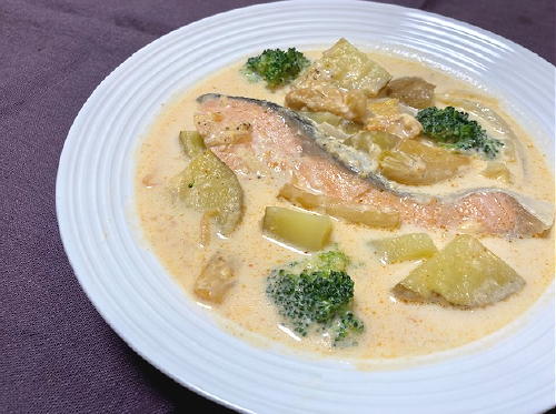 今日のキムチ料理レシピ：鮭とキムチのシチュー
