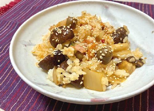 今日のキムチ料理レシピ：キノコとキムチの混ぜご飯