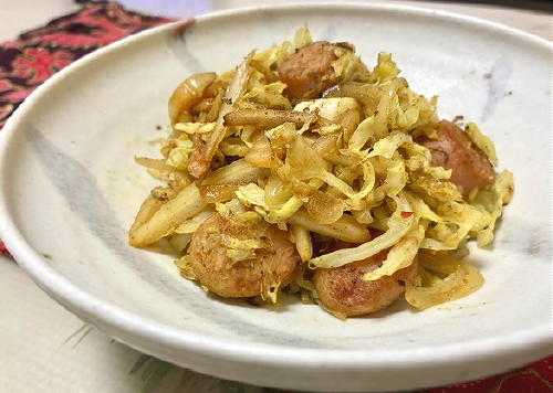 今日のキムチ料理レシピ：キャベツとソーセージのキムチカレー炒め