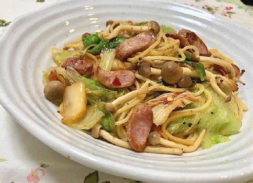 今日のキムチ料理レシピ：ソーセージとレタスのキムチパスタ